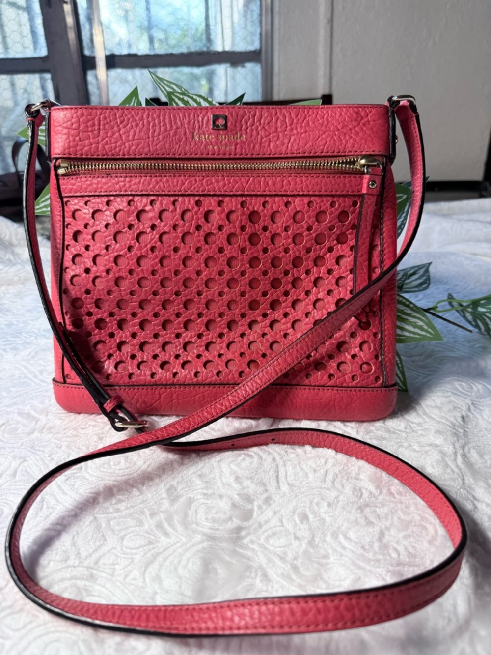 Kate Spade Red Crossbody Bag Pebbled Leather Perforated Front Zip - Picture 2 of 11
